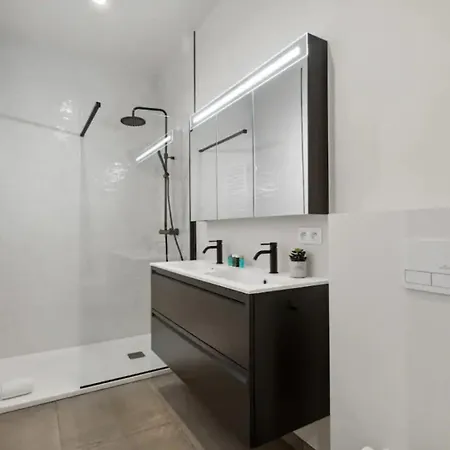 Triton Luxe Gelijkvloers Met Tuin En Gratis Garage *